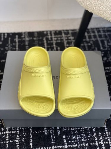 代购级 BALENCIAGE 巴黎世家 Pool Crocs 合作款厚底拖原版1:1还原，单码单模，大小合适，舒适度满满，后跟和原版一致有码标，所有鞋面颗粒感，