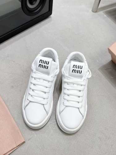 出厂 Miumiu缪缪家早春最新走秀款运动小白鞋 国内外博主刷爆的一款，小红书种草系列，复古又时髦上脚美炸了 简约的运动板鞋设计，极具辨识度的鞋舌，打造佛系甜美