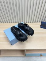Prada 普拉达 厚底夹脚拖 情侣款 面皮：超软全粒面绵羊皮内里：进口羊皮里，原版1:1开发三角扣，大底：EVa发泡超轻耐磨底码数：35-45码 45定制不退