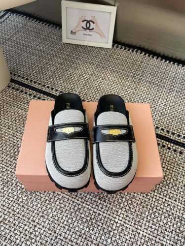 Miumiu 2025Ss新款 罗马厚底半拖 最新走秀款，经典升级 舒适度与时髦度并存 设计搭配不同风格需求 原版定制织布 原版开模防滑大底 鞋码: 35-40
