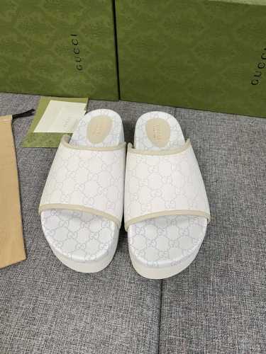 GUCCI 最新款拖鞋 男女同款大号 GG 厚底拖鞋 即时可识别的品牌标志，标志以新的和意想不到的方式丰富了设计。每一个标志背后都蕴含着品牌的传统和价值，是人们