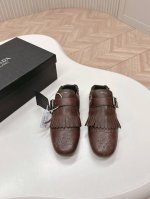Prada 普拉达 25Ss春夏走秀新款流苏复古乐福鞋单鞋这款鞋履着意呈现经典与复古格调，兼具阳刚气质与柔美风情，形成二元对比，彰显prada系列的标志性风格