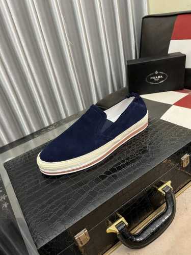 出厂价： Prada 普拉达新款男士薄底休闲鞋，款式时尚大方 头层磨砂牛皮打造 羊里柔软舒适透气 鞋身字母logo标 细节精工细作 轻质发泡底，时尚百搭！ Si