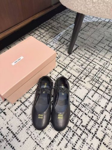 代购级 Miu Miu 缪缪 25ss 春夏季新款 芭蕾舞鞋 缪家以芭蕾的灵动意韵融于日常. 以现代笔触刻画舞鞋经典轮廓！超软的绵羊皮质款芭蕾舞鞋. 从经典日式