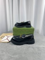 Gucci新款，双gg沟纹厚底乐福松糕鞋。原版1：1打造。超美品质，专柜经典款。 鞋面:原版开边珠牛皮 内里:水染牛皮 垫脚:水染牛皮 大底:超轻原版底 厚底增