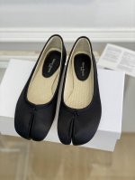 高定品质！Maison Margiela MM6分趾鞋 Tabi 意产植鞣羊皮！对小个子的女生来说，实在是太友好了！时尚又不失时髦，日常通勤穿也不会累脚。欢迎对