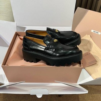 miumi*谬家最新款厚底金币乐福鞋，存在一种复古英伦感，顺带着一股学院风！材料都是纯进口开边珠牛皮！意大利进口小牛皮里！定制ip发泡大底，很轻！鞋面金币点缀，