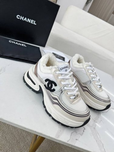 Chanel 香奈儿 度假系列 最新款休闲运动鞋 银白，金白，银灰，黑红！无敌漂亮又好穿 非常轻便，内里也是超级软，超级舒服，鞋面透气设计，配色高级耐看 百搭