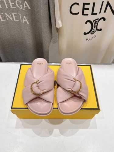 高版本出厂价 皮面310 Fendi*/芬迪 2025Ss 夏季新品Ff交叉带拖鞋 上街穿搭的不二之选 专柜买断货的爆款 经典老花设计，搭配Ff Baguett