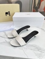 高品质出厂 The Row 胎牛皮一字带猫跟拖鞋高品质极简小众春夏新款性感猫跟极简拖鞋！一如既往的简单，超强设计感，线条简洁流畅 虽然没有过多的元素点缀，但真的