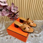 Hermès 爱马仕经典防h粗跟拖鞋 极约复古的设计 浓厚的异域风情 时髦感十足、随便上脚都很有腔调 简简单单的款式随便搭配一下高级感就很棒 百搭的颜色流畅的线