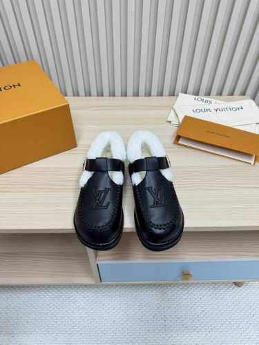 lv 雪地靴 毛里乐福鞋 标志设计鞋头 New Arrival 秋冬新款短靴非常基础百搭的造型，搭配羊毛在靴口的点缀，微暖又时髦的视觉 ！Lv最新系列马丁靴 面