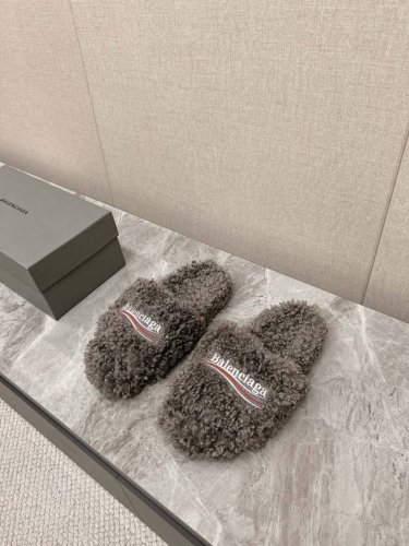 Balenciaga巴黎世家 新款情侣棉拖 可乐刺绣斜纹磨毛棉布面拖鞋 顶级版本超火巴黎世家毛拖 情侣尺码 时装博主与欧美明星大爱款 冬季必备款 时尚却不过分张