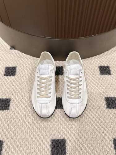 p260 码数35-40 maison Margiela 2025春夏系列新款上架，新款 Sprinters运动鞋轮廓采用做旧感尼龙与复古处理麂皮制成，灵感来源