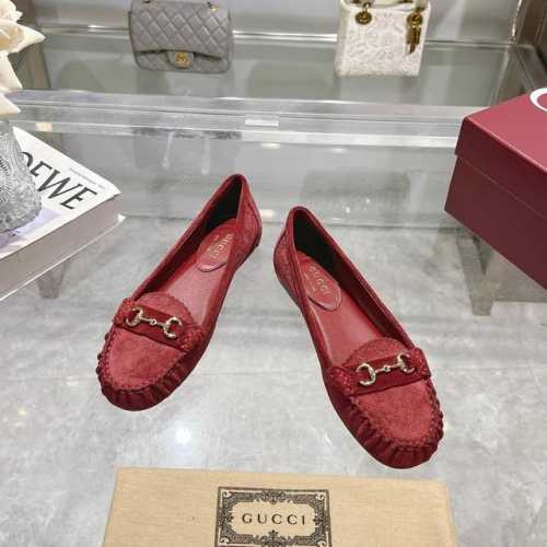 3657-3 酒红 35-42 41 42订做，衣橱必备单品优雅焕新。这款设计以优质迷你GG绒面材质匠心打造，巧妙融合品牌经典传承与现代精致魅力。经典马衔扣细节
