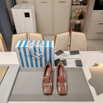 方头露舌皮饰金属扣头穆勒单鞋系列 顶级包装配套最高版本 PRADA 2025s普拉达春夏新品， 顶级版本 实力来袭！复古时尚普拉达公主糖果风格单鞋，少女必备 制