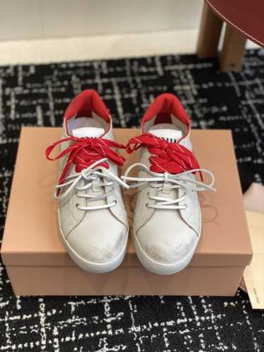 代购级 Miu Miu 25Ss 缪缪厚底饼干底 25Ss 春夏新款英伦风系带 小白鞋 休闲鞋 Miumiu秀场适当独一无二的擦色工艺工艺来自Miu Miu系列