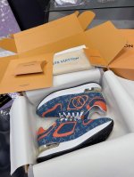 女 男 Lv Neo Run Away 运动鞋 Neo Run Away运动鞋以双色牛皮革升级品牌经典run Away 运动鞋，借利落线条续写跑鞋灵感。楔形外底