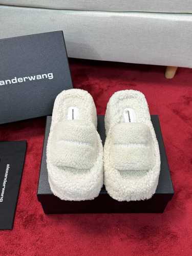 厂价 Alexanderwang｜亚历山大王22Ss秋冬新品 厚底松糕字母毛毛拖鞋 秋天拥有一双好看又时髦的羊毛拖鞋 真的蛮重要出门简单方便随脚一蹬 还能各种搭
