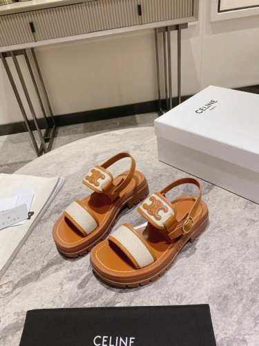 顶级品质 Celine思琳经典凯旋门春最新爆款沙滩凉鞋夏天搭配袜子，简直绝绝子 复古的点上带上了满分时髦感颜值原版购入开发，依旧最高输出还原原版定制复古感 面料