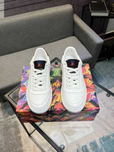 LV最新潮鞋休闲鞋实体店爆款。新品春夏季舒适进口定制牛皮，网布内里，独特提花面料元素设计，Lv原版底，高端包装高品质细节决定品质、欢迎对比码数38-44、45码