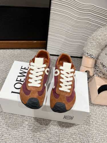 顶级品质 男+10 Loewe 25Fw New Arrival～ 罗意威2025早春新款情侣款运动鞋 Loewe这款芭蕾运动鞋超火超可爱哦！ 鞋面采用牛皮+布
