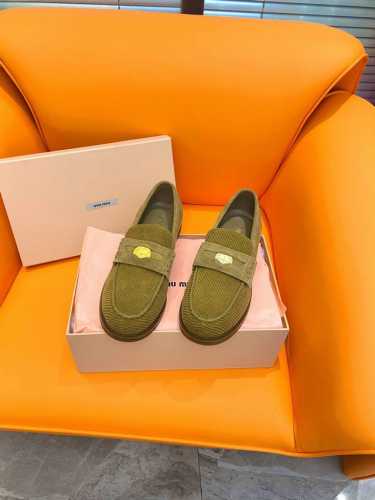 出厂价380 顶级品质 miumiu 23Fw 走秀金币乐福鞋 miu女孩们的新色乐福来啦！今年秋冬的复古做旧的新色 今年Miu爆火的不要不要的！穿上超好看 时