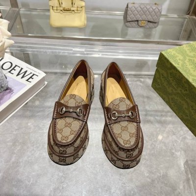 批发直销 女鞋 女装 35-41 经典GG帆布为这款典雅的坡跟马衔扣乐福鞋注入设计精髓。米色和乌木色图案在浅金色调配件的映衬下愈发亮眼。坡跟细节为经典款式注入个