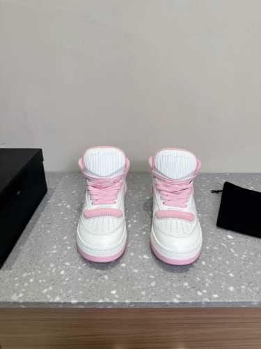 SAINT LAURENT 圣罗兰 SL61爆款休闲小白鞋 休闲鞋注入加休闲复古的设计，超好看百搭，鞋面采用牛皮冲孔拼接组合，侧面烫金标识性logo，脚感更加无