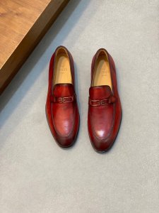 Berluti 布鲁提高端真皮大底正装皮鞋，采用进口牛皮鞋面 柔软有型，手工改色工艺，低调奢华气质，舒适透气版型，小牛皮真皮垫脚 进口真皮大底，彰显不凡态度 全