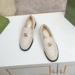 1015-2白 ,35-40码. 进口羊羔毛系列：面料:图案车线，原版1:1，内里垫脚进口羊羔毛，原版古铜g扣，意大利原版胶底［内配合格证／布袋／手提袋等全套包