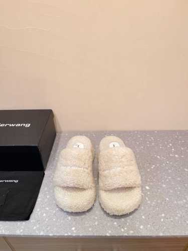 Alexander Wang 亚力山大 王 24Vs秋冬季最新爆款 松糕毛拖系列 毛茸茸的时髦感十足，舒适的圆头设计，纯羊羔毛材质，蓬松密卷，敦厚饱满，秋冬最新