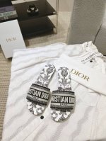 跑量价平底 ，高跟 ，钻面50D*or春夏新色CD迪奥女士老花刺绣皮底拖鞋克里斯丁迪奥一直是华丽与高雅的代名词，在时尚殿堂一直是雄踞顶端特別值得一提的是：鞋底绣