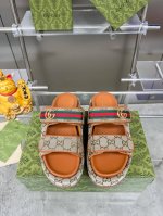 出厂价 女士 Gg 厚底系带拖鞋 Gucci 女士签名鞋凸显引人注目的主题。通体提花设计带有几何 Gg 图案，饰有创始人姓名首字母。这款厚底凉鞋采用米色和乌木