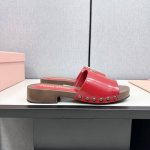 MiuMiu缪缪春夏秀款拖鞋 25秀款出镜率最高单品 简约鞋面金色miumiu字母logo非常的醒目 袜子10四个色可选 搭配半脚袜饰以装饰，显得格外的好看时髦