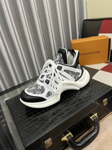 出厂价： Louis Vuitton 新款lv路易威登 * Lv经典老爹鞋潮鞋！选用进口原厂柔软小牛皮，进口飞织内里.原版耐磨橡胶大底！高品质精品！码数：38-