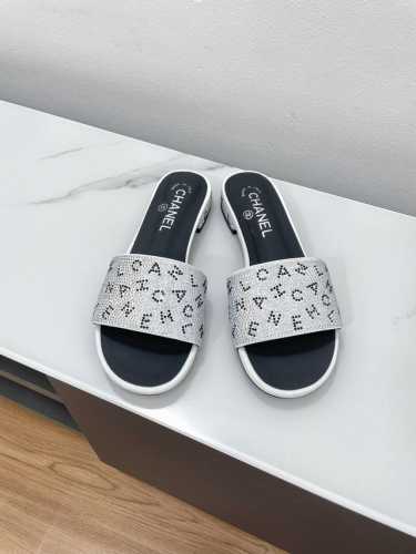 顶级版本 水钻款拖鞋 Chanel｜小香24C新品一字带水钻logo 水钻粗跟最美拖鞋～烫钻工艺logo设计超美！ 超多网红博主种草此款 上脚真的美炸了 鞋面采