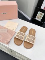 高品质出厂 Miumiu 2024SS新款平底微标拖鞋简约大气时髦，耐看不过时.是时尚圈永不退潮的经典所在，复古的英伦风格，让你穿出不一样的气质！ 面料：草编面