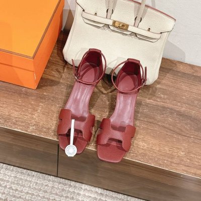 4cm组图 出厂价 Hermes 爱马仕 Joy 40高跟凉鞋 时尚又百搭 搭配H鞋头 超级舒服 每个细节都做到极致 搭配同色调标志性纯鞋扣 设计简约流畅 打造