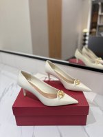 出厂价： VALENTINO华伦天奴 最火爆新品 高跟鞋单鞋最新logo饰扣 与性感尖头完美结合简直是夏天时髦巅峰原版复刻鞋面：漆皮，亚皮大底：意大利真皮大底跟