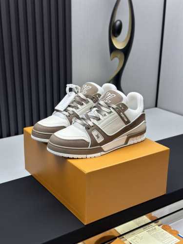 工厂直销 顶级版本 LV-路易威登-经典走秀新款空胶工艺 原版1：1开发复刻！！上脚非常舒适 奢侈用料，做工精细，中底印有欧洲制造英文字母鞋面由意大利进口小牛皮