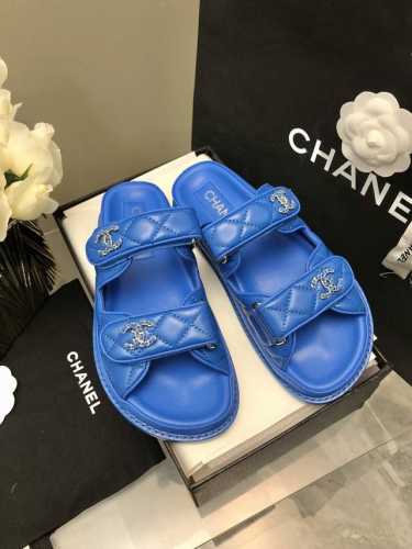 chanel 25p 凉鞋新品小香魔术贴拖鞋25春夏新品经典款的改造，太好看了吧！菱格松糕底沙滩凉鞋 拖鞋 优雅高贵 舒适百搭鞋面：小羊皮垫脚：羊皮鞋底：牛皮底