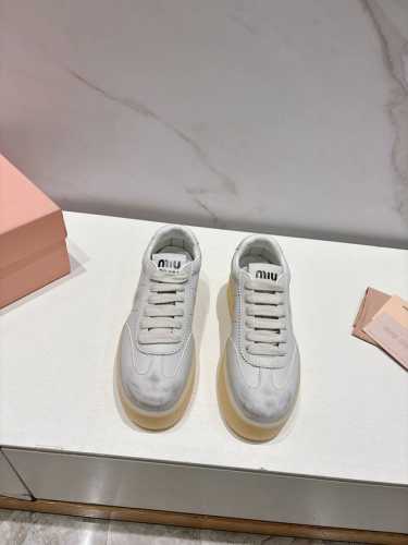 Miumiu 缪缪新款美式复古风~颜值担当火爆厚底小白鞋 不得不入的一款～做旧时尚，简约高级 随意搭配上脚非常舒适，年度必入款！ 秋冬最新走秀款运动小白鞋国内外