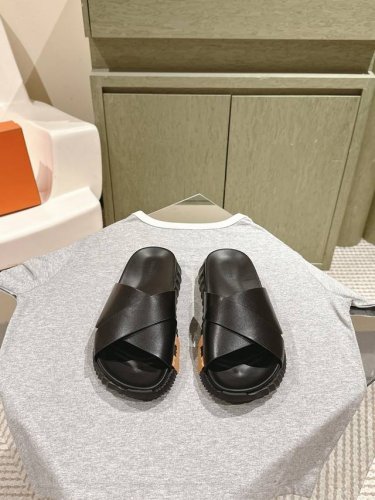 男票350 | 225 情侣款【莞产】Hermes 爱马仕作为奢侈品牌中的巨头，所出的单品一直备受大家欢迎！一上市更是让人爱不释手！凉拖！ 渠道是国内组装的尾货