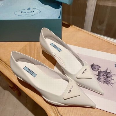 出厂 ，普拉达prada Ss春夏新款猫跟单鞋 今年的主题就是不被定义，通过简单简洁体现质感！从厚底运动鞋到锯齿短靴，再到年的猫跟鞋 处处都流露着必爆气势 集温