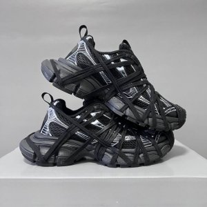 纯原版本balenciaga Phantom Sneaker 巴黎世家全新做旧十代黑白绑带潮流跑鞋 在延续 Track Trainer 户外轮廓和复杂鞋面结构的