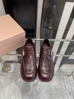 Miu Miu 24Ss 新款方头粗跟复古乐福鞋 有点复古的小姐味道 越看越喜欢 经典的黑色可爱又优雅 走路不累脚 也没有压力 侧面经典字母扣搭配 更是一绝 眼