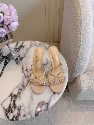 出厂价 Christian Loubouti* 新款铆钉红底高跟拖鞋 野性与性感之美 流畅的曲线勾勒曼妙风情 尽显性感风姿 万年经典款 鞋面羊皮原版铆钉 内里垫