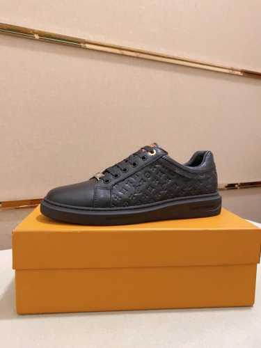 工厂价: Lv 路易威登 最新潮鞋休闲鞋实体店爆款38-44码 新品春夏季舒适进口定制原版牛皮，独特提花面料元素设计 搭配羊皮内里，Lv原版底，高端包装高品质细