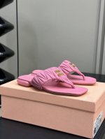 批330 Miu Ss24 New Arrival～ miu24春夏小羊皮拖鞋新品 小羊皮拉皱鞋面，娇俏少女气质 点缀了电镀金色Logo、一下子感觉高级了 小羊